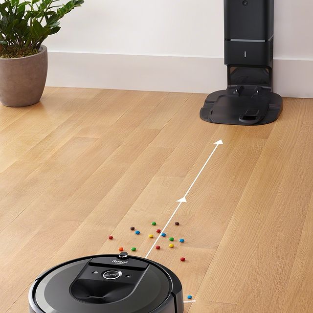 Ψεκάστε, σκουπίστε, τελειώσατε! Μόνο που εσείς μπορείτε απλά να απολαύσετε ένα ξεκούραστο απόγευμα στην άνεση του καναπέ σας. Η Roomba i7+ θα καθαρίσει για εσάς και μετά θα κατευθυνθεί στη βάση της, αδειάζοντας αυτόματα τον κάδο της και περιμένοντας την επόμενη εντολή σας. 
Ζήστε χωρίς περιορισμούς
👉 link in bio 
#irobot #irobotgreece #irobotgr #roomba #roombai7+
