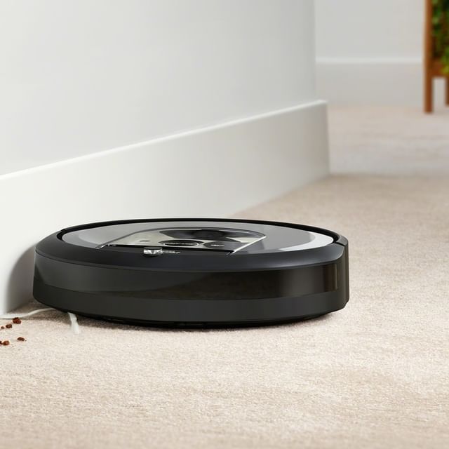 Δεν της ξεφεύγει τίποτα! Η Roomba i7+, χάρη στην περιστρεφόμενη πλευρική βούρτσα της, καθαρίζει αποτελεσματικά κατά μήκος των τοίχων και σε άλλα δυσπρόσιτα σημεία που άλλες σκούπες θα δυσκολεύονταν να πλησιάσουν.

Ζήστε χωρίς περιορισμούς!

👉 link in bio

#irobot #irobotgreece #irobotgr #roomba #roombai7+