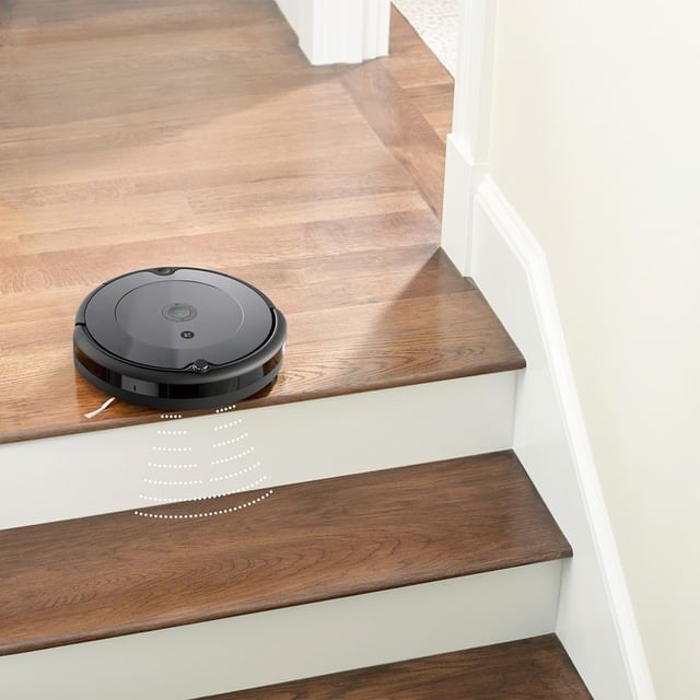 Μπορεί η Roomba 697 να πέσει κάτω από τις σκάλες και να χαλάσει; Φυσικά και όχι! Χάρη στους αισθητήρες αποφυγής πτώσης στην κάτω πλευρά της, αναγνωρίζει με ασφάλεια τον ανοιχτό χώρο μπροστά, γυρίζει και συνεχίζει το καθάρισμα.

Ζήστε χωρίς περιορισμούς!

👉 link in bio

#irobot #irobotgreece #irobotgr #roomba #roomba697