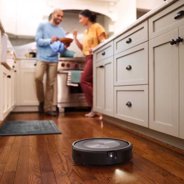 Ο έρωτας περνάει από το στομάχι και η Roomba j7 περνάει από την κουζίνα σας για να μαζέψει ό,τι έπεσε όσο εσείς μαγειρεύατε!

Ζήστε χωρίς περιορισμούς!

👉 link in bio 

#irobot #irobotgreece #irobotgr #roomba #braava #roombaj7